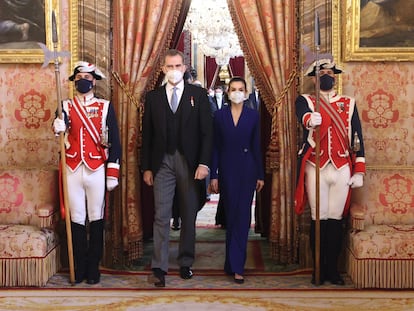 Los reyes Felipe y Letizia, a su entrada al Salón del Trono para participar en la recepción al cuerpo diplomático acreditado en España.
