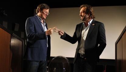 &Aacute;lvaro Longoria y Javier Bardem se sortean a pares o nones qui&eacute;n posar&aacute; sentado y qui&eacute;n de pie.