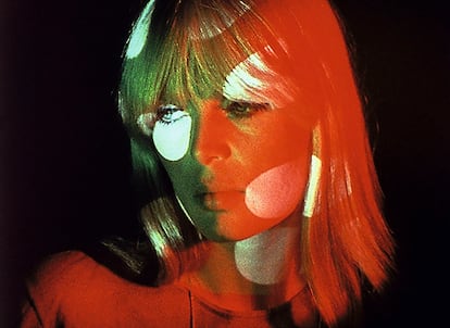 Nico en la película Chelsea Girls, dirigida por Andy Warhol y Paul Morrissey en 1966.