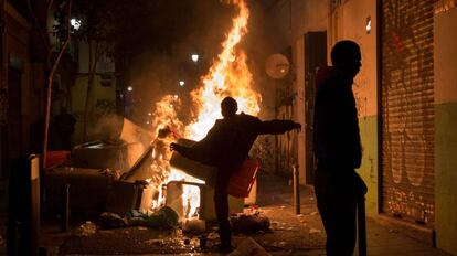 Una protesta frente a contenedores que arden en Lavapiés. 