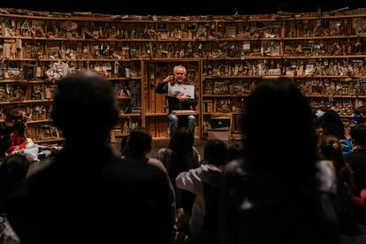 Escena de la obra 'Biblioteca de cuerdas y nudos'. En la imagen José Antonio Portillo Vesga. Fotografía: Antonio Portillo Ramos