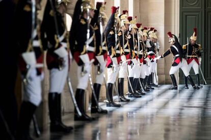 Guardias republicanos toman posición en el Palacio de Versalles antes de la llegada del presidente francés que realizará un discurso en el que desgranará los grandes ejes programáticos de su mandato, en un congreso especial que reúne a las dos cámaras del parlamento.