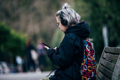 Una joven escucha música a través de auriculares, este martes.