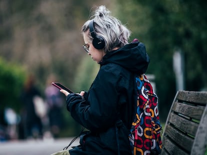 Una joven escucha música a través de auriculares, este martes.