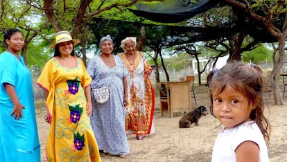 Varias generaciones de mujeres indígenas wayúus, en Colombia.