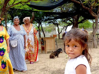 Varias generaciones de mujeres indígenas wayúus, en Colombia.