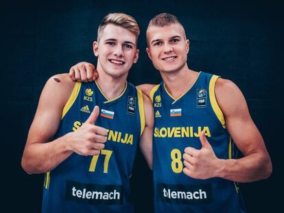 Doncic (17) y Muric (8) posan poco antes del Eurobasket.
