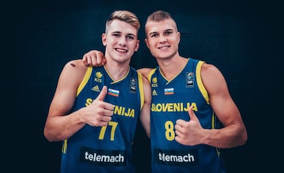 Doncic (17) y Muric (8) posan poco antes del Eurobasket.