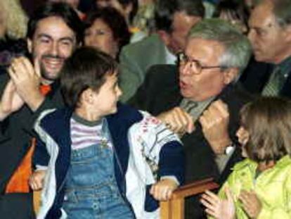 SAR902.Sarajevo(Bosnia), 4 nov 00.- El alcalde de Barcelona, Joan Clos (dcha), bromea con unos niños durante la apertura de una guardería-escuela reconstruida en un barrio de la capital bosnia. EFE/Sara Radovanovic