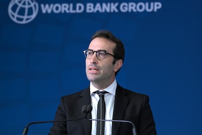 El ministro español de Economía, Comercio y Empresa, Carlos Cuerpo, durante una conferencia de prensa este jueves en las reuniones del FMI y el Banco Mundial.