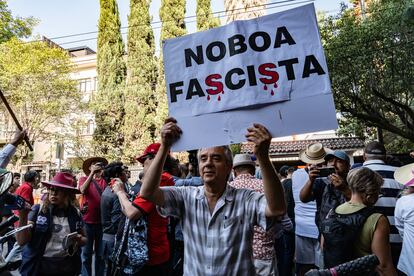 manifestantes en la embajada de Ecuador en México