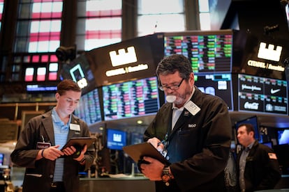 Intermediarios financieros, durante una jornada de agosto en Wall Street.