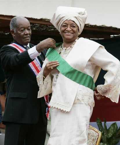 La presidenta de Liberia, Ellen Johnson Sirleaf, en una imagen de archivo de 2006, en la inauguración de un edificio en la capital del país, Monrovia.