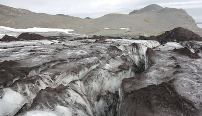 Grietas del glaciar Johnsons sobre una zona del mismo con abundante material volcánico.