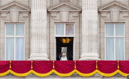 La reina Isabel II entra al balcón de Buckingham para saludar al público congregado.