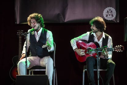 Kiki Morente (izquierda) y, a la guitarra, Juan Habichuela.