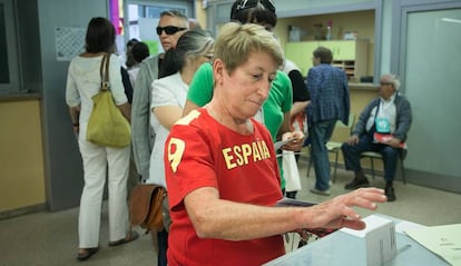 Una dona vota a les eleccions del 2015.