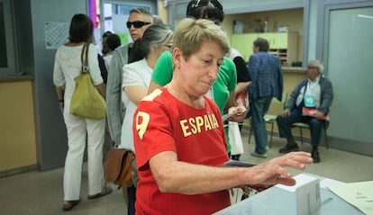 A woman votes in the Catalan regional elections in 2015.