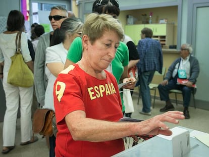 Una mujer vota en las elecciones catalanas de 2015.