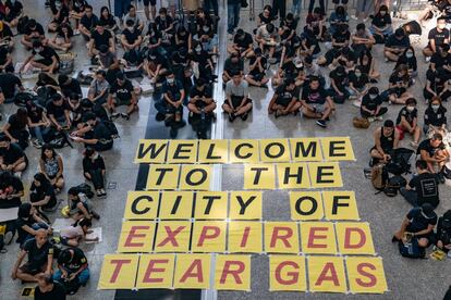 'Bienvenidos a la ciudad del gas lacrimógeno expirado' se lee en una pancarta en el aeropuerto de Hong Kong, el 11 de agosto de 2019.