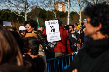 Varias personas se manifestaban contra el espectáculo pirotécnico, este domingo en el puente del Rey de Madrid Río.