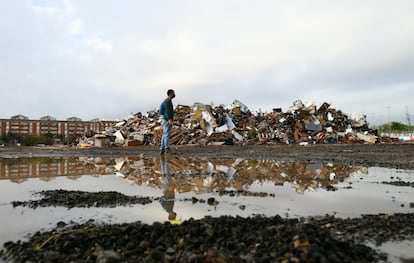 Acumulación de basura y enseres en un terreno de Aldaia (Valencia), días después de la riada.