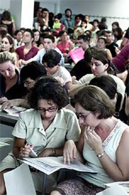 Un grupo de profesores revisando las listas de plazas vacantes, ayer en la Facultad de Derecho de la UB.