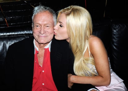 Hefner y su entonces prometida Crystal Harris celebran los 85 años de él en una fiesta en el club Playboy de Las Vegas, en 2011.