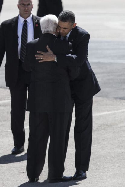 Barack Obama  abraza al presidente de la Autoridad Palestina, Mahmud Ab&aacute;s, a su llegada a la Muqata, el complejo presidencial palestino, en la ciudad cisjordana de Ramala, Palestina.