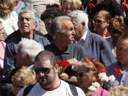 Admiradores de Rocío Jurado esperan la apertura de la capilla ardiente en el Centro Cultural de la Villa de Madrid. Mariano López García (con gafas oscuras) fue el primero que accedió al interior.