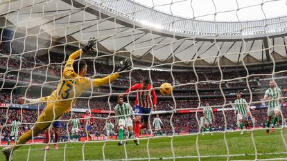 MADRID, 03/03/2024.- El delantero del Atlético de Madrid Álvaro Morata (c) marca el segundo gol para su equipo ante el Betis durante el partido de la jornada 27 de LaLiga EA Sports entre el Atlético de Madrid y el Betis, este domingo en el estadio Cívitas Metropolitano en Madrid.- EFE/ Mariscal
DEP030324