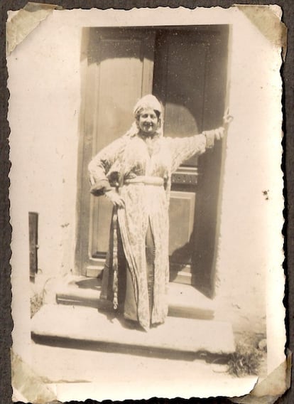 Paquita, vestida, como ella dice, "de mora", a su llegada a Rabat en 1939. Marruecos no entraba en sus planes, pero ahora es el país donde quiere morirse.