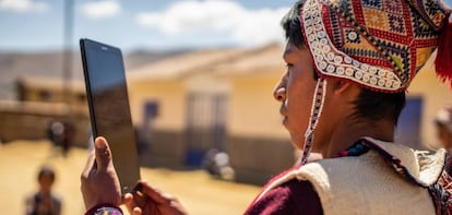 Usuario de telefonía móvil en una zona rural en Perú.
