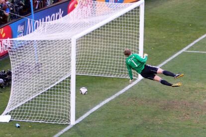 El portero alemán Neuer observa cómo el balón bota dentro de la portería tras el disparo de Lampard.