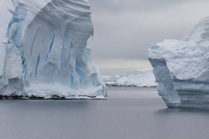 Grandes icebergs en el Canal de Lemaire (Península Antártica), uno de los lugares navegables más bellos e impresionantes de la Antártida, dada la estrechez del paso, rodeado de montañas de gran verticalidad y glaciares.