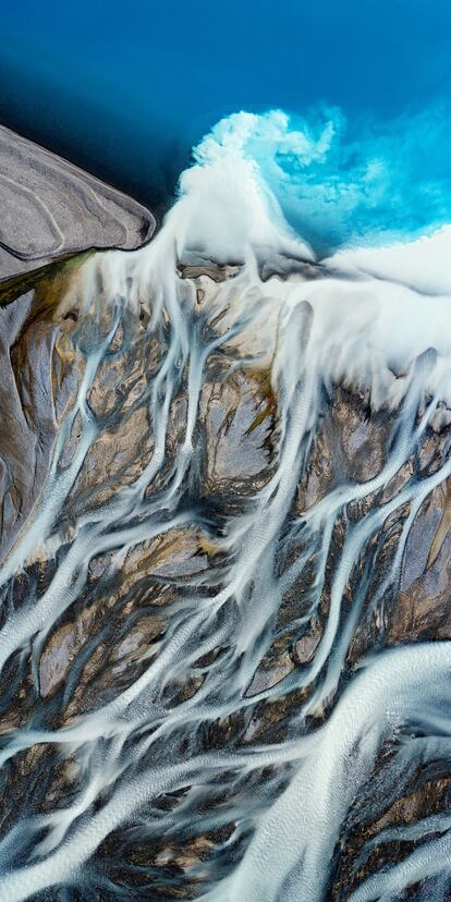 Esta fotografía aérea está hecha en el lago Tekapo, en la cuenca de Mackenzie, en la Isla Sur de Nueva Zelanda. Es el sueño de todo fotógrafo hecho realidad. Las aguas turquesas, las montañas nevadas y una hermosa parroquia a pie del lago.