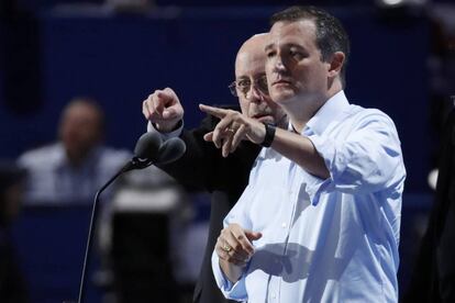 El senador Ted Cruz hace pruebas en el escenario antes de su intervención programada para este miércoles en la convención republicana.