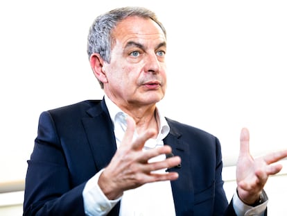 José Luis Rodríguez Zapatero, el lunes, durante la entrevista en su despacho de la calle Ferraz de Madrid.