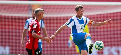 Víctor Sánchez toca el balón ante Salva Sevilla.