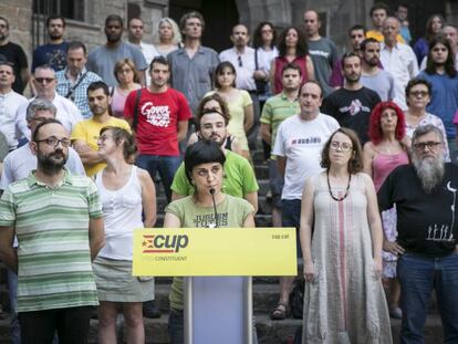 Los diputados y regidores de la CUP este jueves en la plaça del Rei en Barcelona.