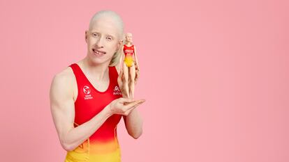 La campeona paralímpica Susana Rodríguez con la nueva Barbie hecha a su semejanza y 'Yellow', su perro guía, que también cuenta con su propia figura para acompañar a la muñeca de la atleta.