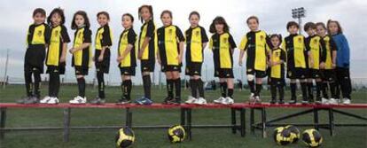 Las jugadoras del equipo coruñés Orzán, en los campos de fútbol de la Torre.