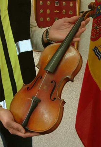 Una imagen del violín Stradivarius Cremonensi del año 1715 recuperado por la Policía tras desarticular una red de tráfico de mujeres.