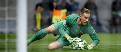 Ter Stegen ataja el bal&oacute;n ante el Atl&eacute;tico.