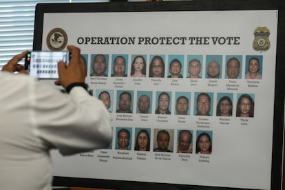 Presentación de los sospechosos detenidos en Los Ángeles, en una conferencia de prensa, el 19 de octubre.