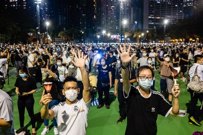 Participantes en la vigilia por la matanza de Tiananmen el 4 de junio de 2020 en el parque Victoria de Hong Kong.