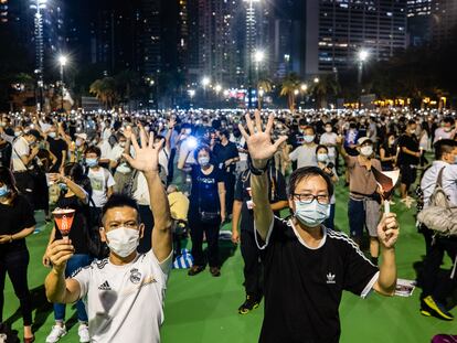 Participantes en la vigilia por la matanza de Tiananmen el 4 de junio de 2020 en el parque Victoria de Hong Kong.