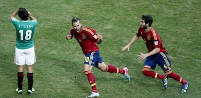 Jesé celebra su gol acompañado de Campaña.