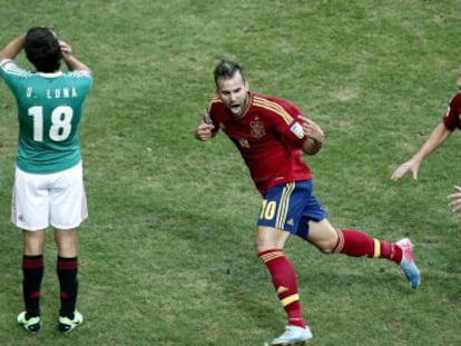 Jesé celebra su gol acompañado de Campaña.