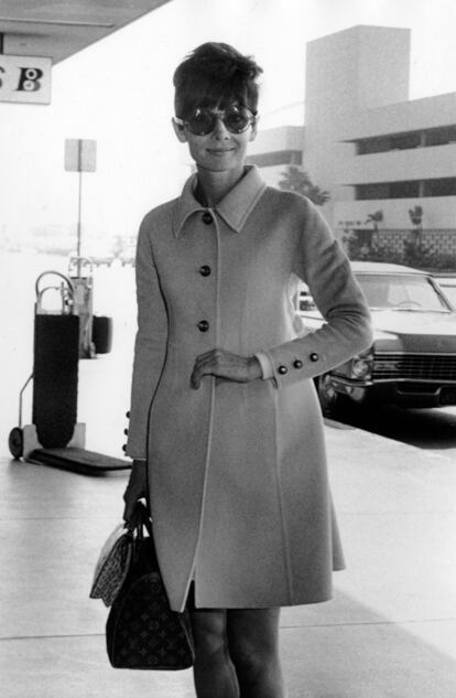 El lugar donde solía detectar a sus "presas" era el aeropuerto de Los Angeles, su lugar de residencia, como esta que tomó a Audrey Hepburn en 1967. Sin ser consciente de ello, Galella no solo creó un género fotoperiodístico que hoy en día es imprescindible en los medios de entretenimiento sino que también permitió que el gran público aprendiese sobre unos códigos de vestimenta que pertenecían solo a los más privilegiados. Tomar un avión era todavía un lujo restringido solo a unos pocos. Su cámara permitió a la gente asomarse a una realidad que se otra forma no hubiesen conocido. (Photo by Ron Galella, Ltd./Ron Galella Collection via Getty Images) 